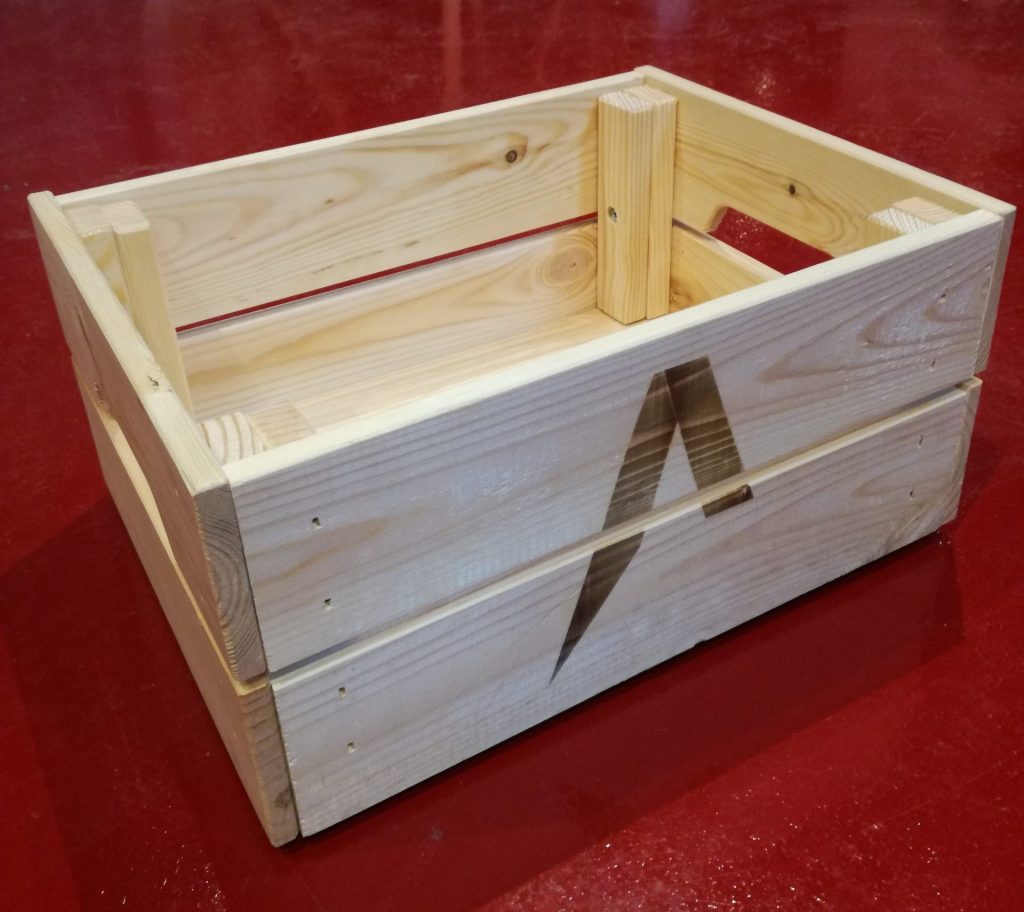 Caja de madera con el logo de starlaser grabado